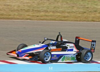 VOLVIO Y MOSTRO LAS UÑAS