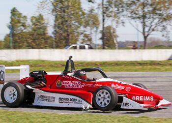 🏁 SE MANTIENE EN LA PELEA